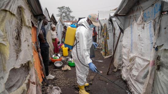 Un miembro de la Cruz Roja rocía cloro en campamentos en Goma, República Democrática del Congo, el 22 de agosto de 2024, para hacer frente a la epidemia por mpox.