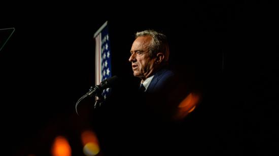 Robert F. Kennedy Jr. abandona la carrera presidencial y dice que apoyará a Donald Trump