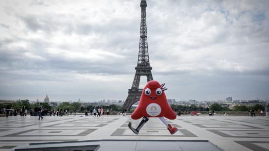 La Phryge, la mascota de los Juegos Paralímpicos de París, frente a la Torre Eiffel.