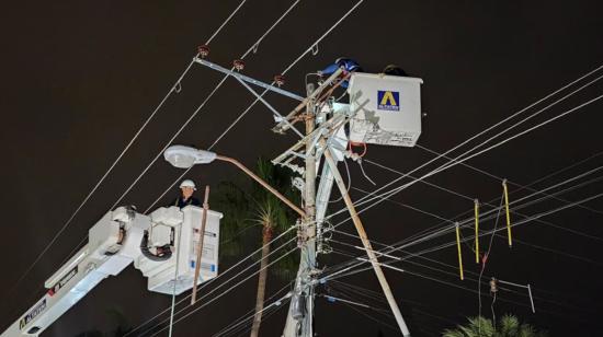 Técnicos de CNEL ejecutan trabajos en la provincia del Guayas.