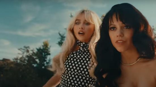 La cantante y compositora estadounidense Sabrina Carpenter junto a la actriz Jenna Ortega, en el video de Taste lanzado este 23 de agosto de 2024.