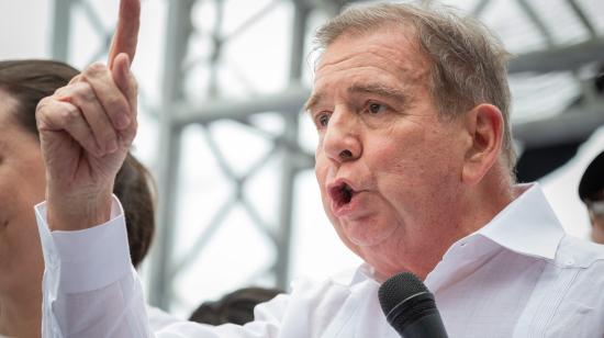 Fotografía de archivo del 18 de mayo de 2024 del candidato presidencial de la Plataforma Unitaria Democrática (PUD), Edmundo González Urrutia, hablando durante un acto de campaña en La Victoria (Venezuela).