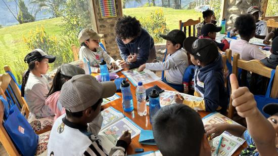 Niños en un taller en un campamento en la localidad de Pablo Arenas, en la provincia ecuatoriana de Imbabura (Ecuador), el 31 de julio de 2024.