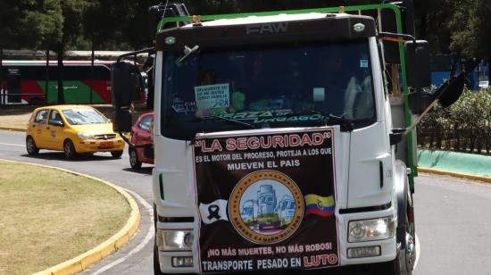 Caravana de miembros de transporte pesado de Ecuador que piden seguridad en las vías, el 29 de julio de 2024.