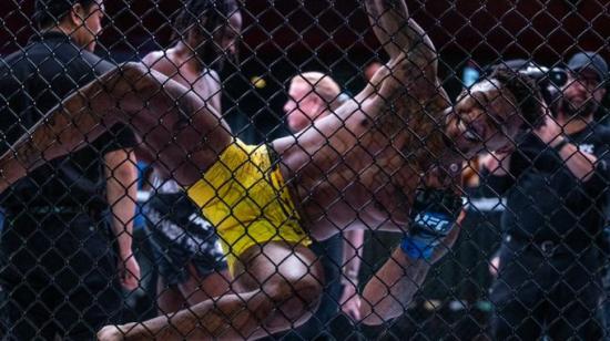 El ecuatoriano Michael Morales se cuelga del alambrado para festejar su victoria ante Neil Magny.