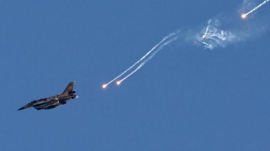 Un avión de combate israelí arroja bengalas sobre un área cercana a la frontera entre Líbano e Israel, el 25 de agosto de 2024.