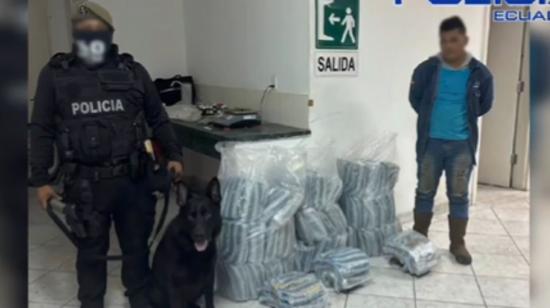 Un agente policial junto a un cargamento de droga decomisado en Ecuador en agosto de 2024.