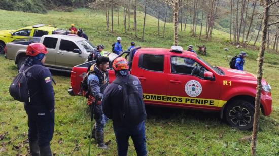 Comuneros y bomberos de Penipe, el 14 de agosto de 2024, en el operativo de búsqueda de una adolescente que desapareció en las faldas del volcán Tungurahua.