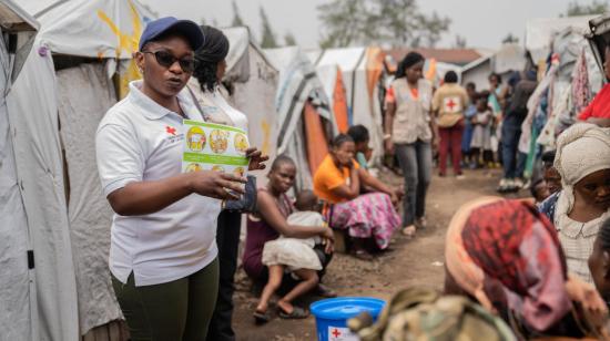 Un funcionario de la Cruz Roja informa sobre la viruela del mono (mpox) y prácticas de higiene a personas de un campamento en Goma, República Democrática del Congo, el 22 de agosto de 2024.