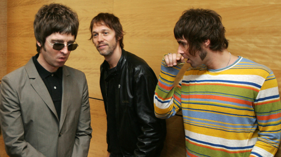 Noel Gallagher Andy Bell y Liam Gallagher, miembros de la banda de rock británica 'Oasis', realizan un photocall en Hong Kong el 25 de febrero de 2006.