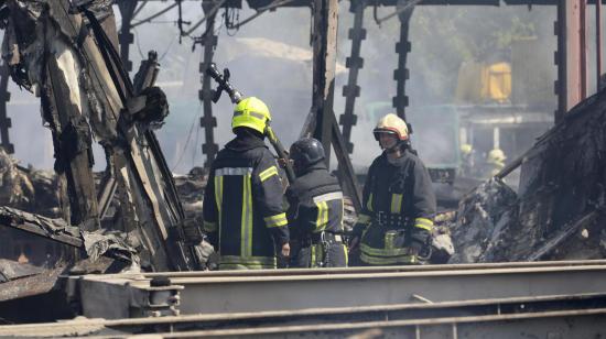 Bomberos ucranianos en un depósito de transporte de una empresa privada cerca de Odesa, sur de Ucrania, impactado por misiles rusos, el 26 de agosto de 2024.