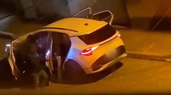 Encapuchados "nos siguieron": Video capta violento robo de carro en Quito, hay tres detenidos