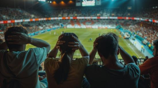 Imagen referencial de fanáticos en las gradas de un estadio de fútbol.