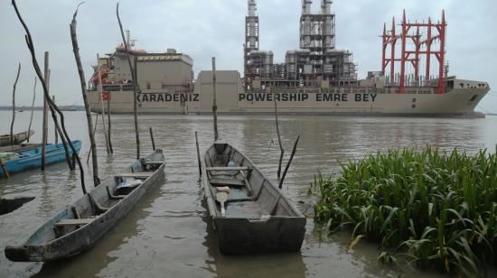 La barcaza de bandera turca Emre Bey realizó maniobras de amarraje el jueves 22 de agosto del 2024, pero tras dos días frente a la subestación eléctrica Las Esclusas, del sur de Guayaquil, no pudo estabilizar su anclaje.