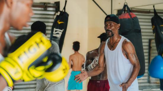 El entrenador de boxeo Yecson Preciado en el gimnasio Trinibox, de la Isla Trinitaria, al sur de Guayaquil.