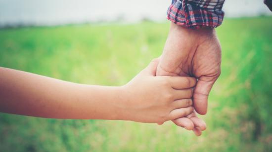 Imagen referencial de un padre con su hijo.