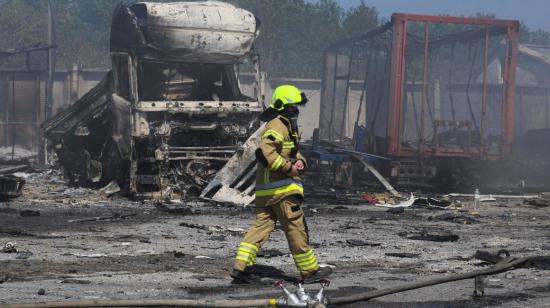 Un bombero pasa por la zona afectada por un ataque de cohetes, en una empresa de transportes de Odesa, Ucrania, el 26 de agosto de 2024.