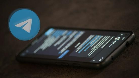 Fotografía referencial de un celular Android que ejecuta la app de Telegram en su pantalla. En la esquina superior izquierda, el ícono de ese servicio de mensajería.