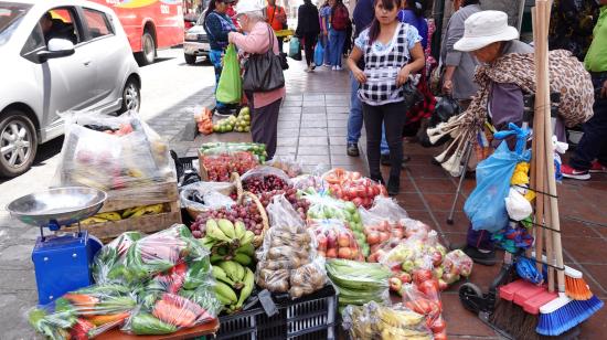 Imagen referencial de una persona de la tercera edad vendiendo escobas en el mercado 9 de octubre en Cuenca, Ecuador, el 29 de enero de 2024.