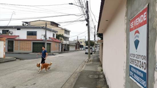 En las calles Mirtos y Jiguas, en Urdesa, donde se registró un asesinato el pasado 17 de agosto, tres casas están en venta o alquiler y otras viviendas se encuentran desocupadas.