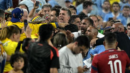 Los hinchas de Colombia se enfrentan con los hinchas de Uruguay al final del partido de fútbol de semifinales del torneo Copa América, 10 de julio de 2024.