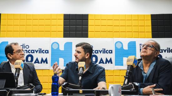 El alcalde de Guayaquil, Aquiles Alvarez (centro), en la cabina de Radio Huancavilca, en su enlace radial de este miércoles 28 de agosto de 2024.