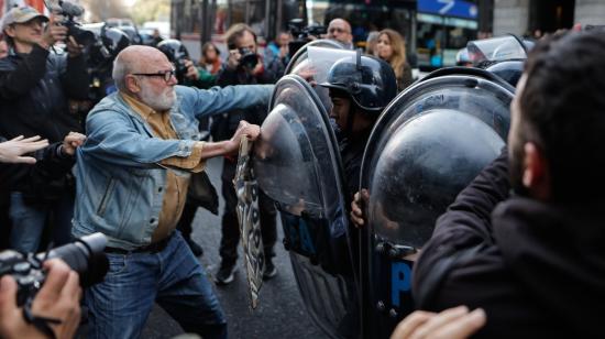 Miembros de la Policía Federal Argentina se enfrentan con manifestantes el 28 de agosto de 2024, en Buenos Aires.