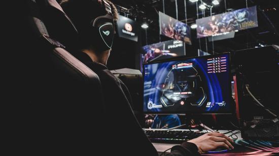 Fotografía referencial de un jugador en un evento de videojuegos, mientras combate en una partida del título 'Overwatch' en un computador, en 2018.