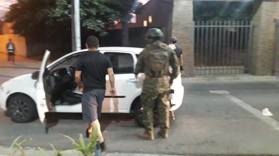 Militares realizan requisas a vehículos en la garita principal de la urbanización La Perla, en el norte de Guayaquil, durante allanamientos este jueves 29 de agosto de 2024.