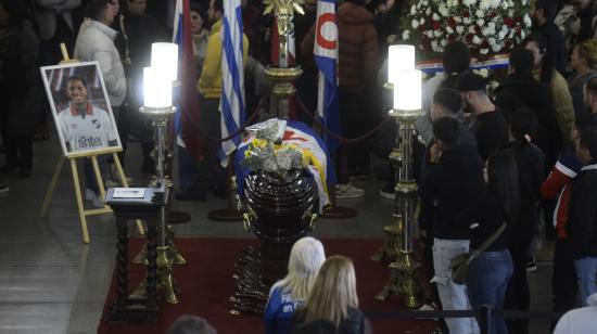 Familiares, amigos y aficionados asisten al velorio del jugador Juan Manuel Izquierdo, 29 de agosto de 2024.