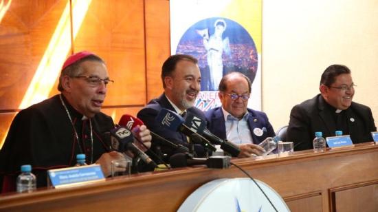 El alcalde de Quito, Pabel Muñoz (segundo desde la izq.), con la cúpula de la Conferencia Episcopal, el 29 de agosto de 2024.