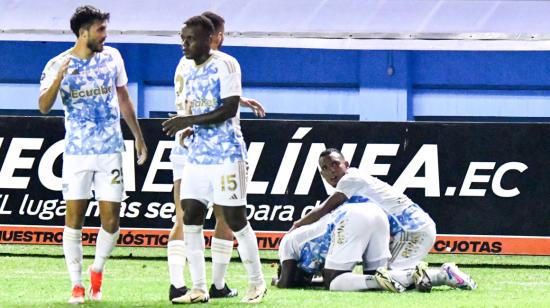 Jugadores de Emelec celebrando su gol ante Delfín, 24 de agosto de 2024.