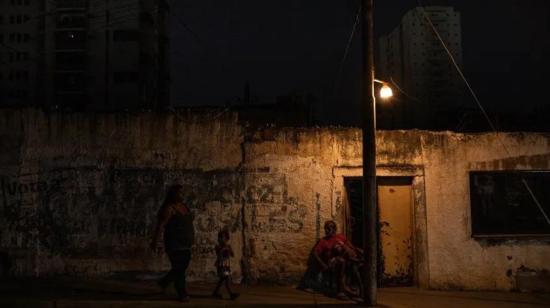 Una calle de Maracaibo, Venezuela, sin energía eléctrica el 29 de febrero de 2024.