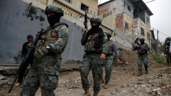 Fotografía referencial de un grupo de militares que realiza patrullajes en el Cerro de Las Cabras, en Durán, Guayas, el 21 de agosto de 2024.