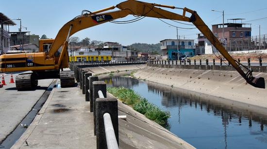 Guayaquil refuerza limpieza en canales de Mucho Lote y Sergio Toral, puntos críticos de basura