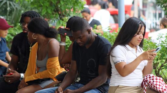 Migrantes de diferentes países permanecen en una plaza de Tapachula, México, para resolver su situación migratoria, el 24 de agosto de 2024.