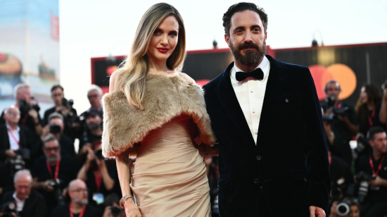 El director Pablo Larraín y la actriz estadounidense Angelina Jolie asisten a la alfombra roja de la película 'María' durante el 81º Festival Internacional de Cine de Venecia.