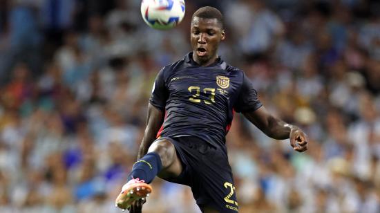 Moisés Caicedo controla el balón durante el partido de cuartos de final de la Copa América Conmebol 2024 entre Argentina y Ecuador.