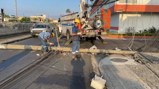 Técnicos de CNEL reparan un poste eléctrico en la ciudadela Kennedy, en Guayaquil, el 24 de agosto de 2024. Imagen referencial.