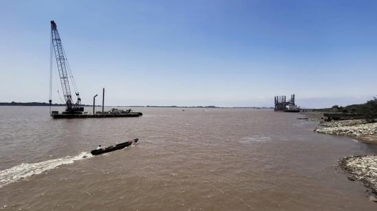 Una gabarra con una grúa y buzos busca la posición de anclas en el fondo del río Guayas, tras la perdida de boyas flotantes durante las labores fallidas de amarre del buque Emre Bey en el sector de Las Esclusas, al sur de Guayaquil.