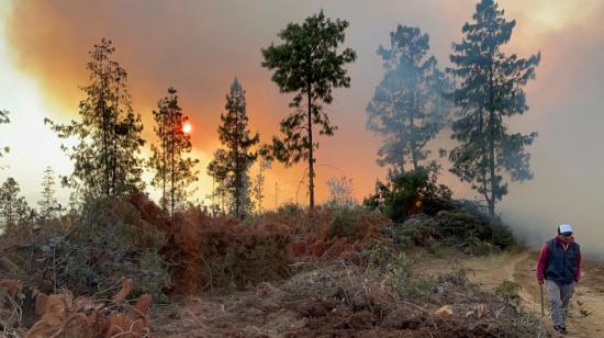 Incendio forestal en Nabón, provincia del Azuay, que se mantiene activo este 30 de agosto de 2024.