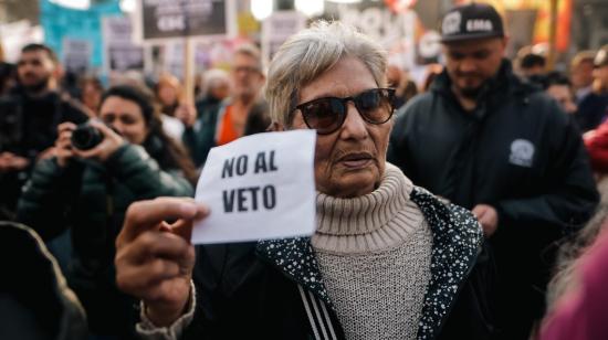 Jubilada participa en la manifestación de jubilados del 28 de agosto en Buenos Aires.