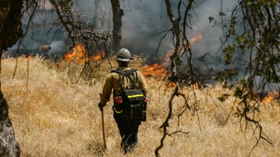 Imagen referencial de un bombero atendiendo un incendio forestal.