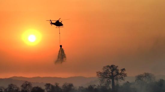 Maniobras de control de incendio forestal en Guayaquil.