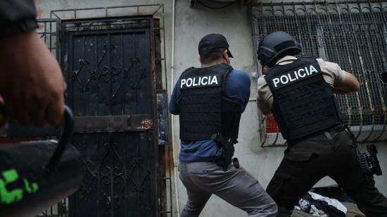 Imagen referencial. Policías en un operativo en Guayaquil, el 22 de agosto de 2024.