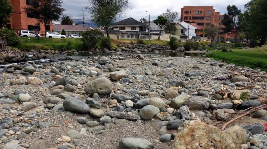 El río Tomebamba, de Cuenca, casi sin agua el 16 de agosto de 2024.