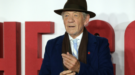 El británico Ian McKellen llega para asistir al estreno mundial de la película "The Good Liar" en Londres, 2019.