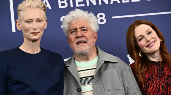 La actriz Julianne Moore (izq), Pedro Almodovar y Tilda Swinton en el Festival Internacional de Venecia.