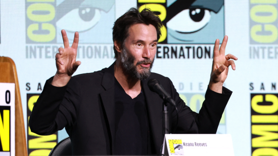 Keanu Reeves habla en el escenario de "BRZRKR": The Immortal Saga Unleashed Panel durante la Comic-Con International 2024 en el Centro de Convenciones de San Diego, 2024.