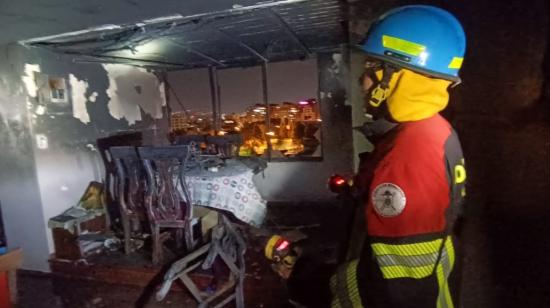 Un bombero en el edificio que sufrió un incendio, el 1 de septiembre de 2024.